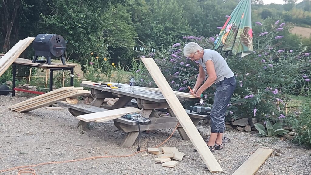 Bonne's moeder bereidt de planken voor